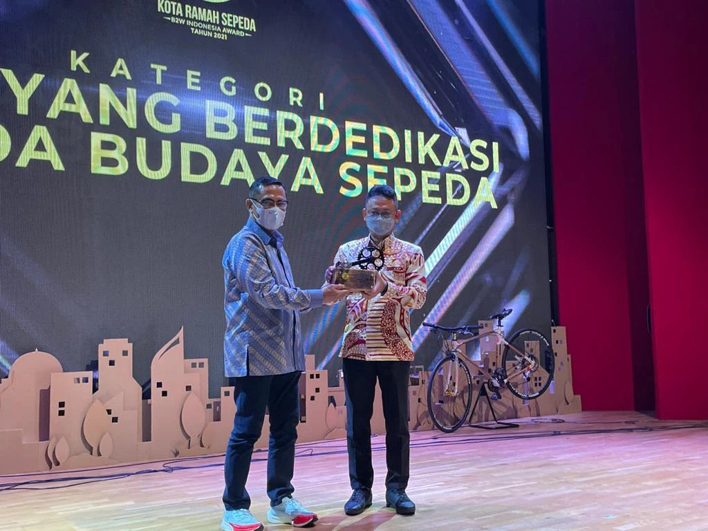 Foto Wali Kota Yang Berdedikasi terhadap Budaya Bersepeda, Bike 2 Work (B2W), Jakarta (21 Desember 2021)